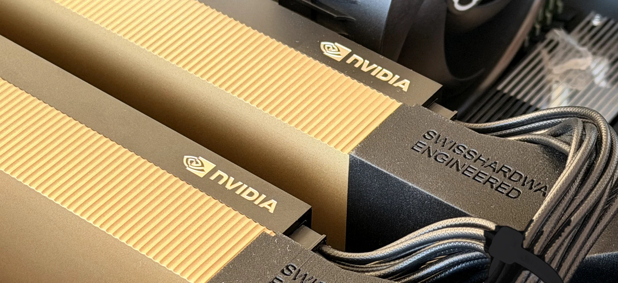 Deux cartes NVIDIA pro avec conduits d'air SwissHardware, montées à Givisiez