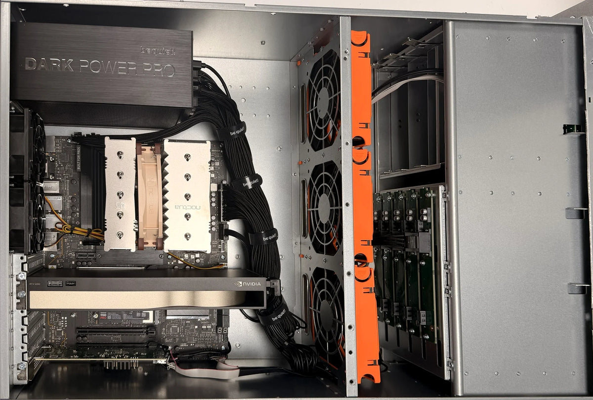 Vue de dessus de l'intérieur d'un serveur Cygnus : carte graphique pro, ventirad, câbles, ventilateurs hot-swap, baies de disques, alimentation